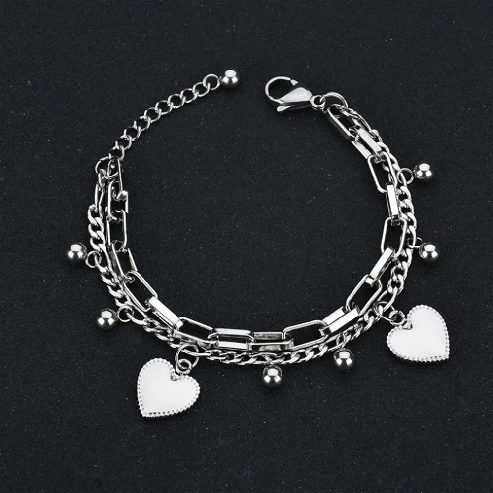 Amara Bangle – A sleek and chic gold bangle for every occasion.