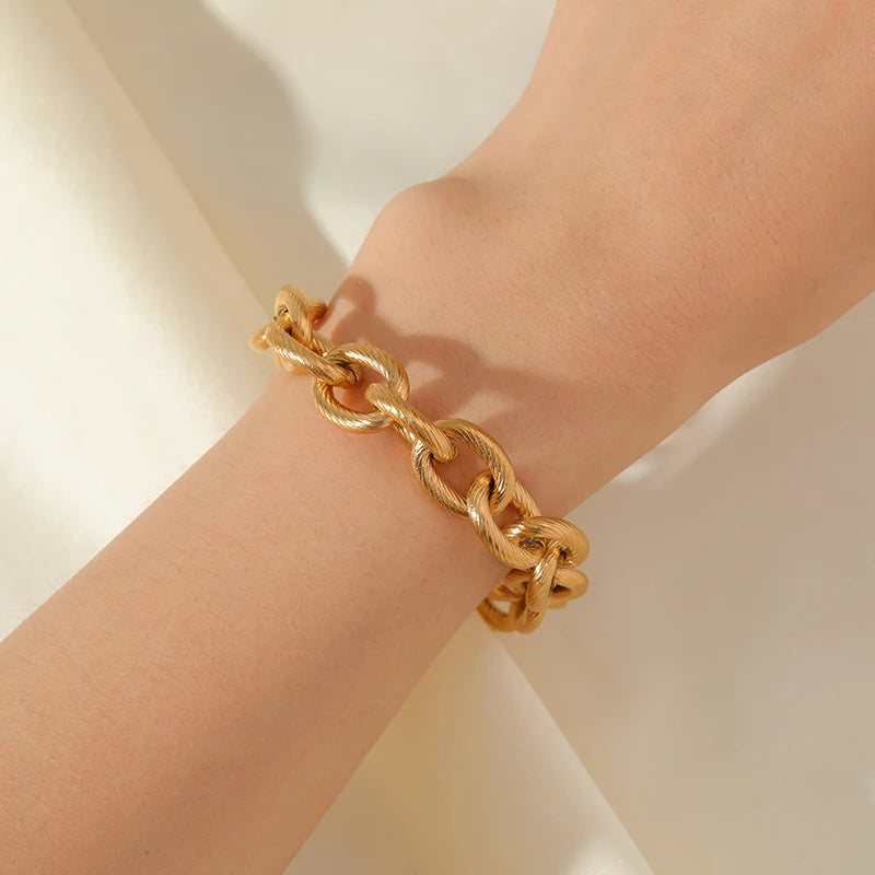 Zahara Twist Bracelet – A twisted gold bracelet exuding playful elegance.