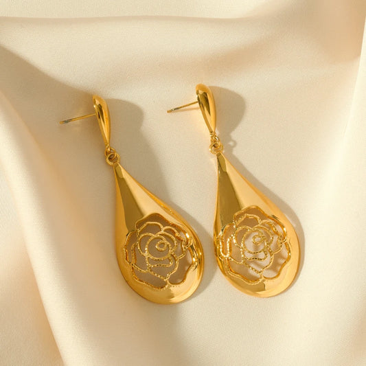 Luna Drops – Elegant drop earrings with a golden glow.