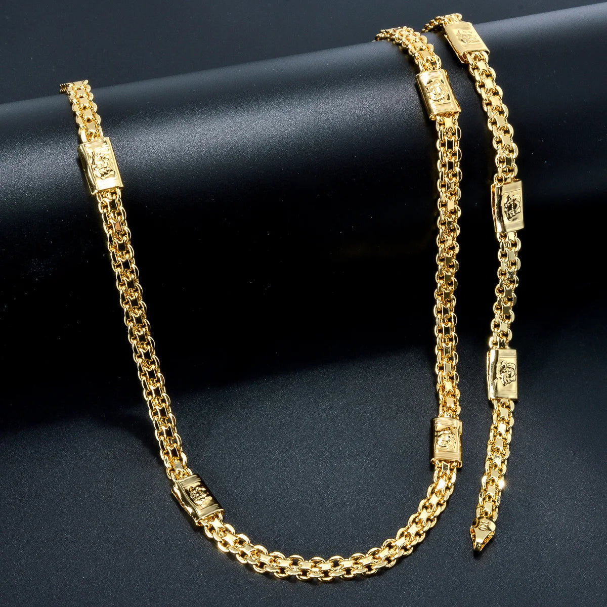 Seraphina Pendant – A delicate chain necklace with a graceful pendant.