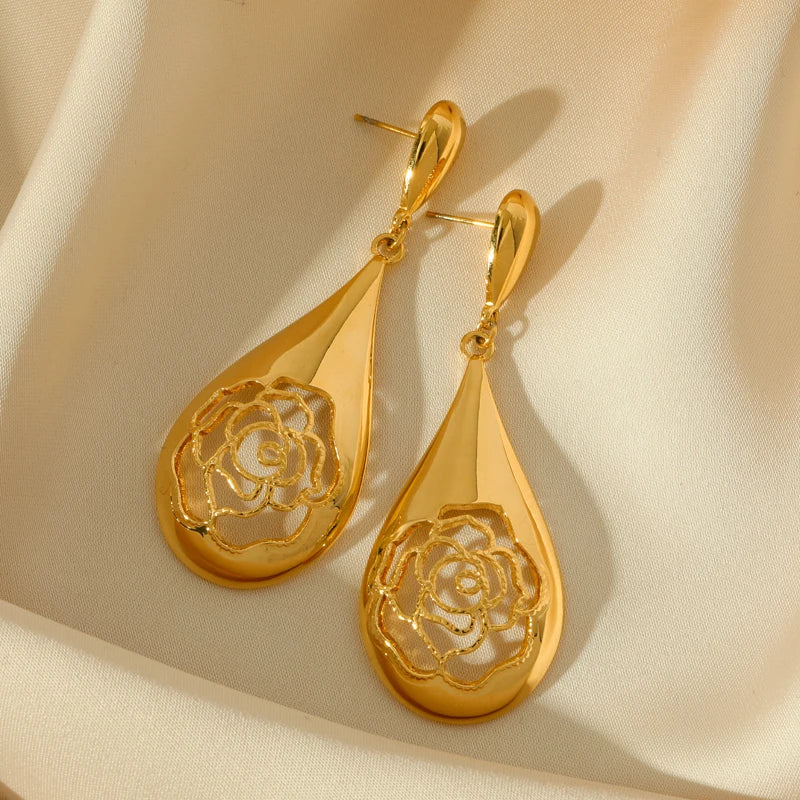 Luna Drops – Elegant drop earrings with a golden glow.