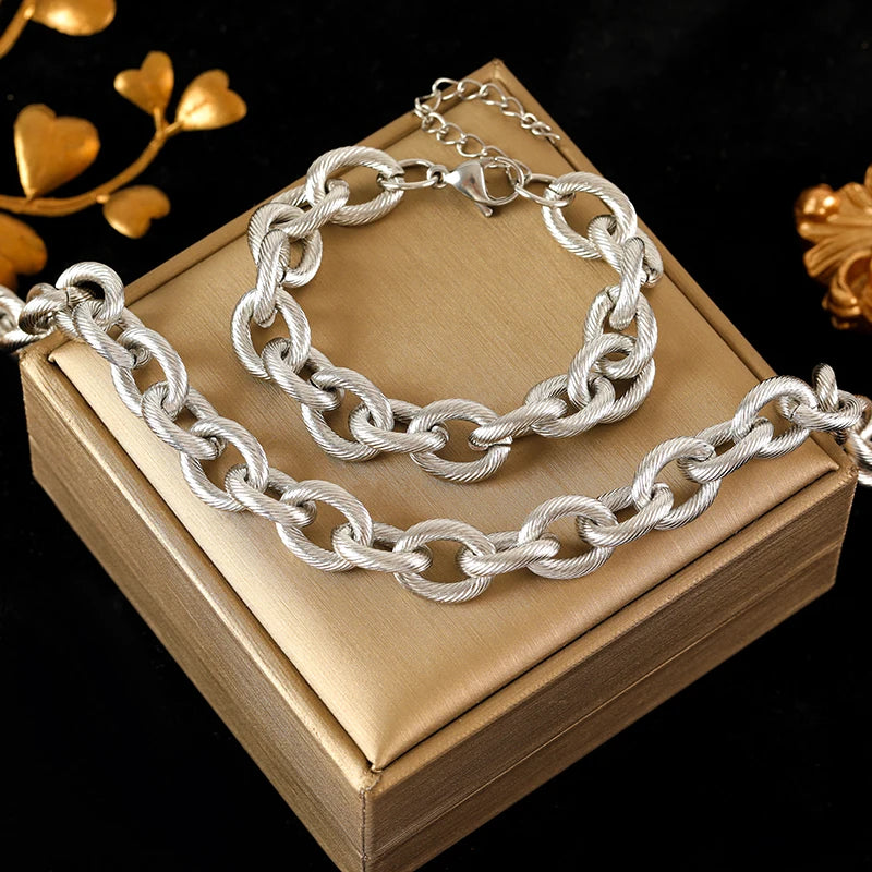 Zahara Twist Bracelet – A twisted gold bracelet exuding playful elegance.