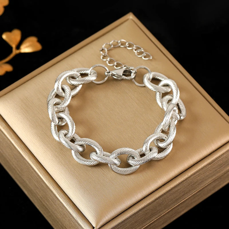 Zahara Twist Bracelet – A twisted gold bracelet exuding playful elegance.